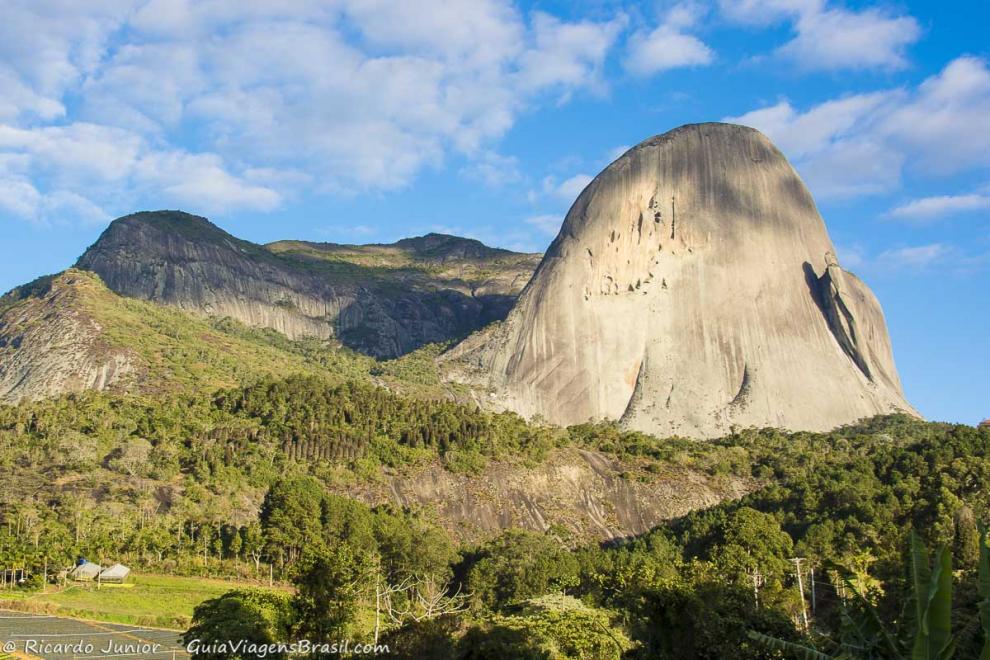 Imagem do charme na região Serrana, a Pedra Azul em Domingo Martins.